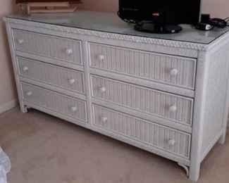7 Piece Henry Link Quality White Wicker bedroom set with glass tops. Featuring Kingsize headboard, two night stands, dresser and mirror, vanity and mirror. Excellent condition!