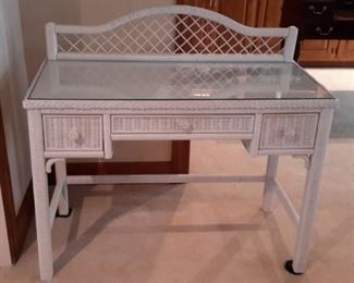 7 Piece Henry Link Quality White Wicker bedroom set with glass tops. Featuring Kingsize headboard, two night stands, dresser and mirror, vanity and mirror. Excellent condition!