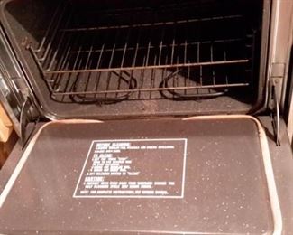 Vintage Tappan range/oven...only used to make pies! Exceptionally clean and works!