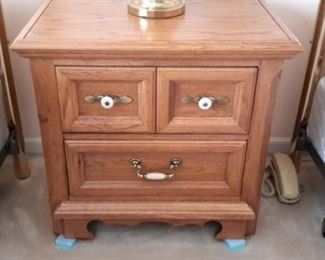 Oak 3 drawer night stand
