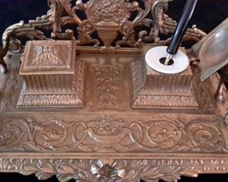 Vintage brass double inkwell with dog on each side, ceramic pots and ink pen. 19th century, French Louis XV style figural cast bronze double inkwell pen holder. Item features cast bronze dogs and central face, double inkwell with glass inserts, pen holder, and other ornate pierced bronze detail. circa 19th century.