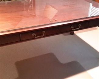 Beautiful office desk with glass topper and one drawer.