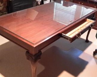 Beautiful office desk with glass topper and one drawer.