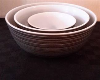 Rare vintage Pyrex "Terra" nesting mixing bowls in excellent condition!