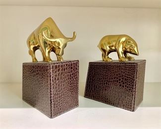 Stock Market bull and bear book ends