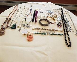 Costume Jewelry https://ctbids.com/#!/description/share/212939