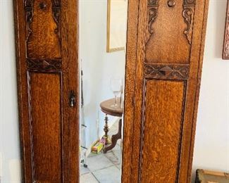 Lovely mahogany Art Nouveau wardrobe in good condition. 