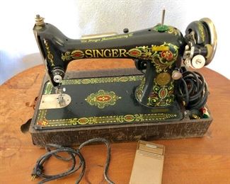 Singer portable, 1930s, machine in VERY GOOD condition, case not so much. 