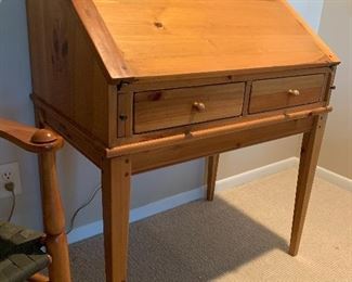 Drop leaf desk
