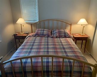 Queen Size beds including this one! Spindle with curved head and footboards