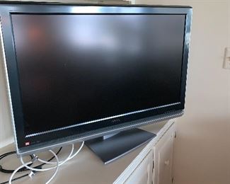 3 flatscreen tvs