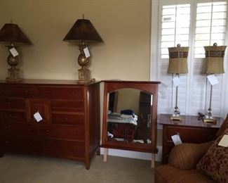 Thomasville dreser with jewelry box mirror, lamps, etc.