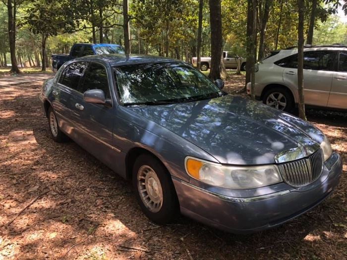 1999 Lincoln Town Car
112,000 miles
Cold AC
Good running condition.