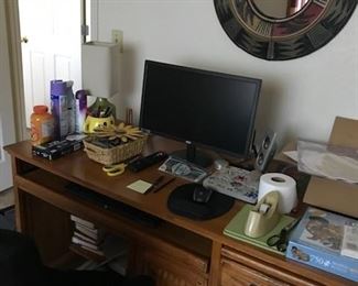 NICE COMPUTER DESK. PC COMPUTER. TWO ROUND MIRRORS.
