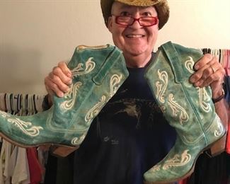 EMBROIDERED LEATHER CORRAL BOOTS.