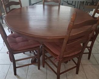 Round Oak table with chairs (has a leaf)