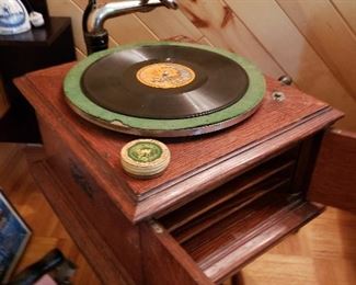 Victor VV-VI Record Player w/ Extra Needles- Works