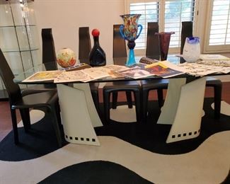 MODERN LEATHER CHAIRS WITH LEATHER BASE AND THICK GLASS TABLE TOP....IT'S AMAZING!