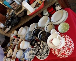 so much kitchen stuff here it's mind boggling!