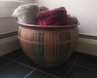 Large pottery and towels