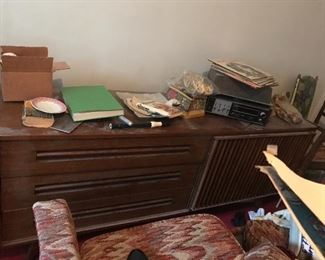 Mid Century Modern set   (Mint) Bachelors chest, console, two nightstands 