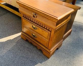 Oak Broyhill night stand