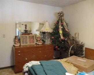 Part of bedroom set, check out the prisms on this lamp