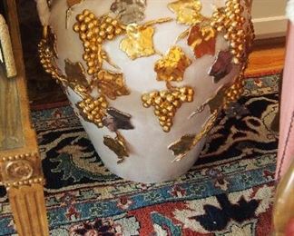 Fine Grand Pot covered w/ gilt vines and grapes