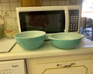 Vintage Pyrex turquiouse bowls good condition