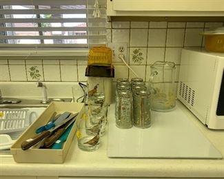 Air popcorn machine, glasses and utensils