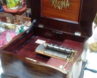 VINTAGE REGINA MUSIC BOX WITH DISCS