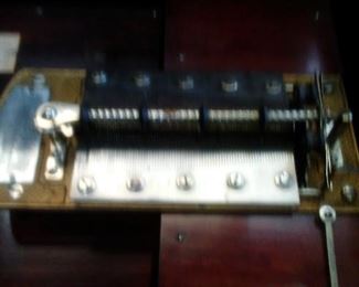 VINTAGE REGINA MUSIC BOX WITH DISCS