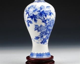 LOT387 FINE PORCELAIN VASE