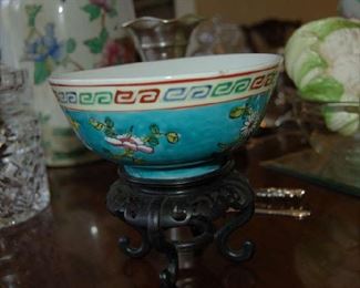 Decorative bowls on pedestals