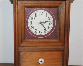 Very handsome wood mantel clock!