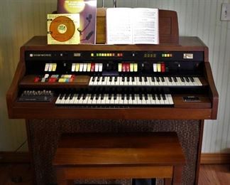 Hammond Organ with Bench and Original Light. Fabulous Condition!