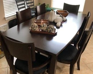 Dining table, 6 chairs and 2 leaves