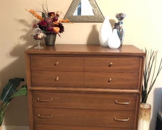 Mid century Broyhill chest of drawers