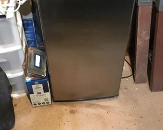 Sanyo mini fridge  34x19x21