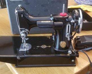 Singer Featherweight sewing machine in excellent condition!