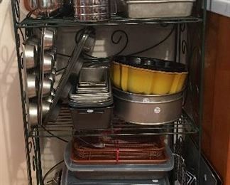 Kitchen wire shelf with bakeware