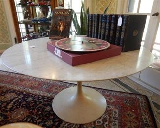 SAARINEN TABLE