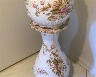 Planter and pedestal stand https://ctbids.com/#!/description/share/214774