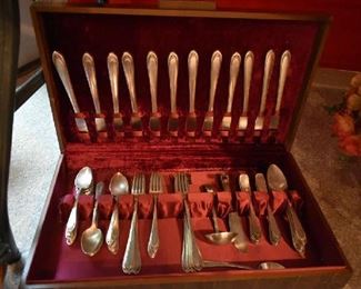 FLATWARE SET