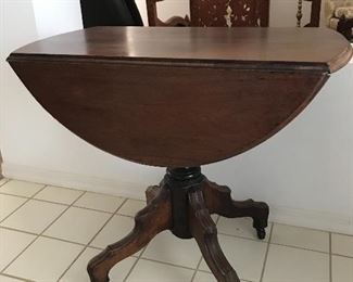 Drop leaf table 28.75 x 33.5 drops 10" each - 17" when dropped 