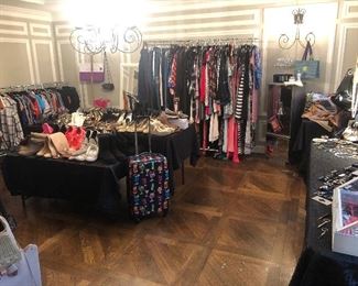 WOMENS CLOTHING & ACCESSORIES