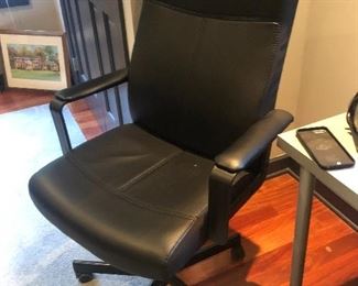 OFFICE CHAIR