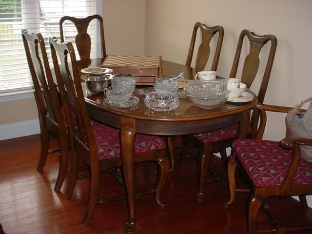 Beautiful dining room table, plus two extra leaves, and 6 chairs