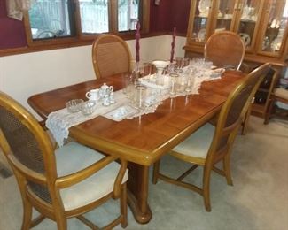Dinning room table with 6 chairs 