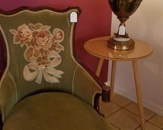 ANTIQUE CHAIR